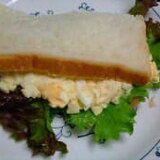 卵とサニーレタスのサンドイッチ
